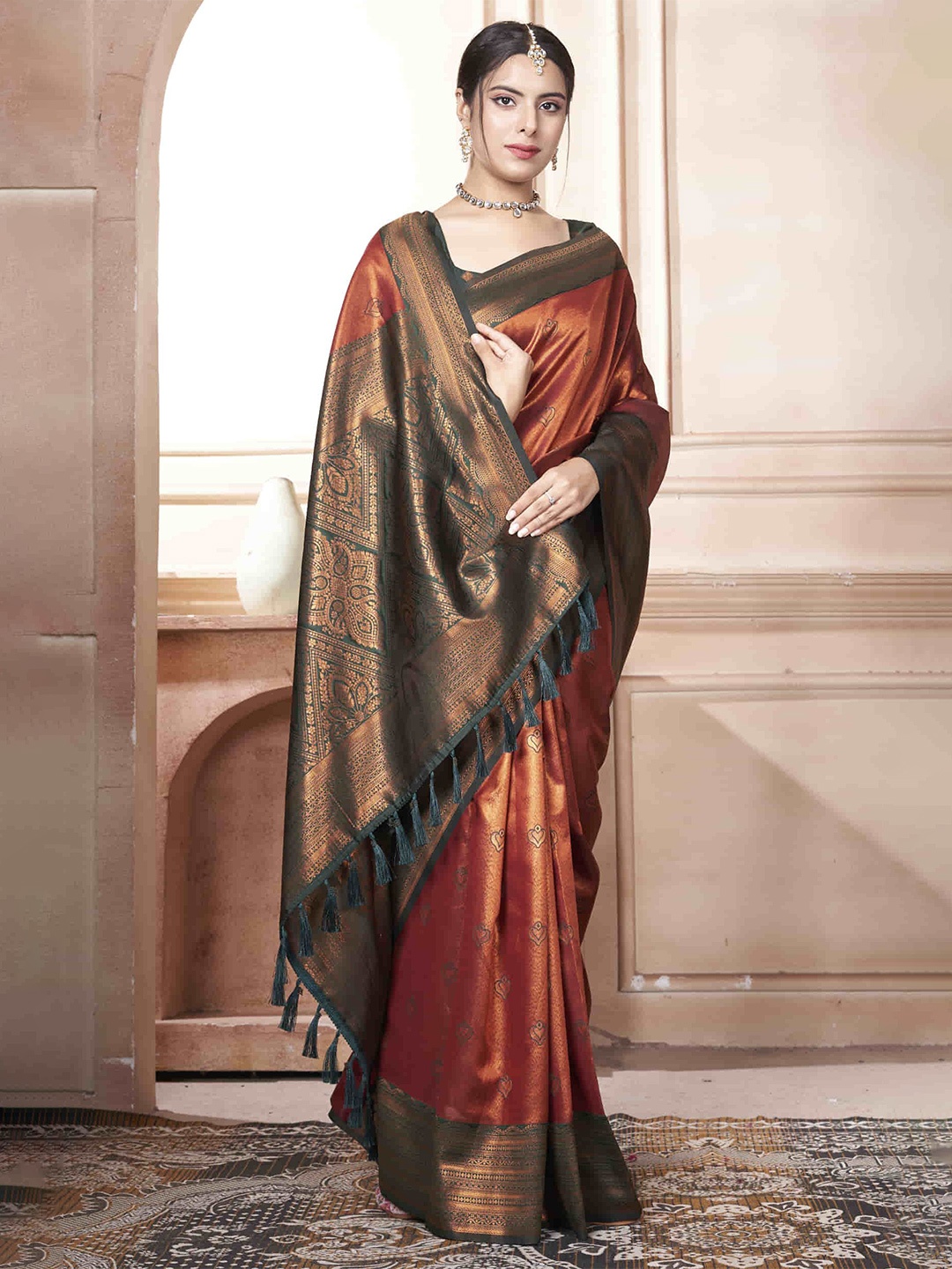 

KAYOMMI Ethnic Motifs Woven Design Zari Kanjeevaram Saree, Orange