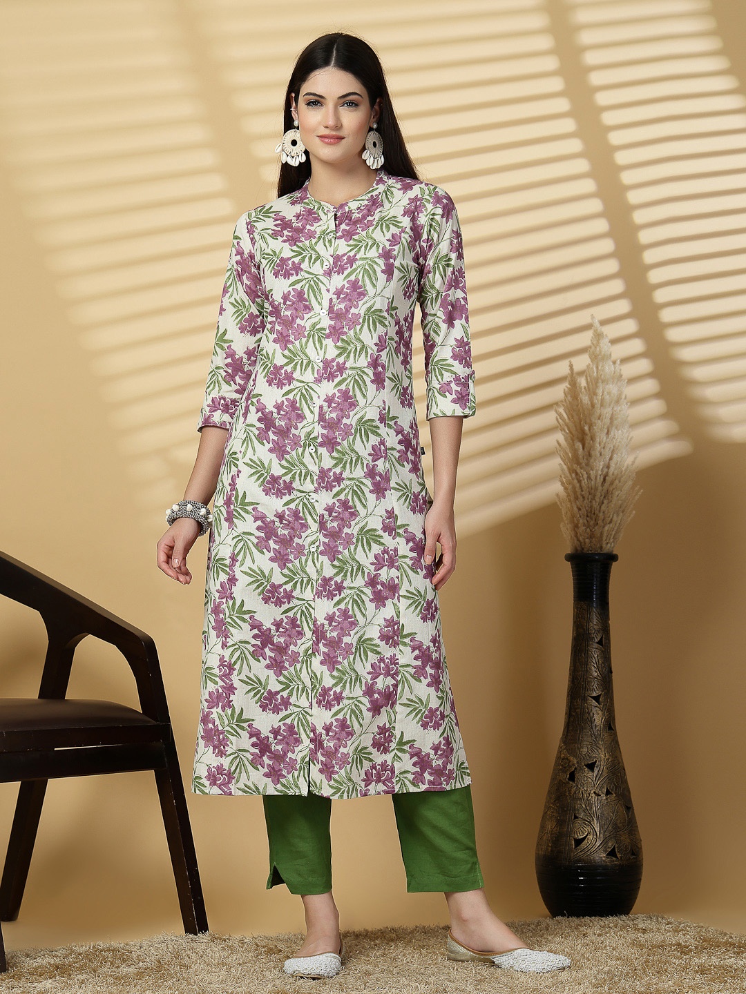 

Pistaa Floral Printed Mandarin Collar Panelled Cotton Straight Kurta, Purple