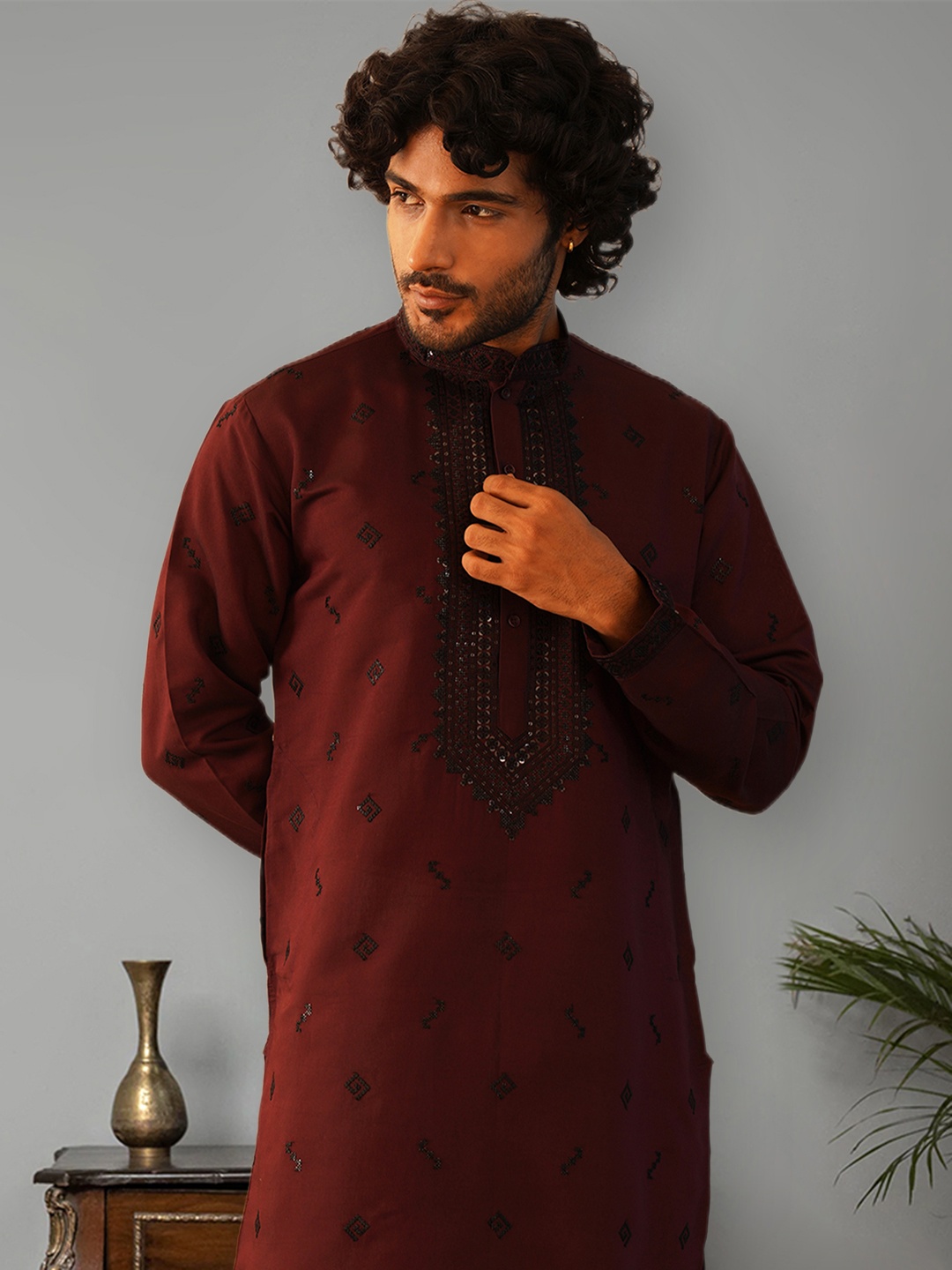 

Jompers Geometric Embroidered Mandarin Collar Sequinned Straight Kurta, Maroon