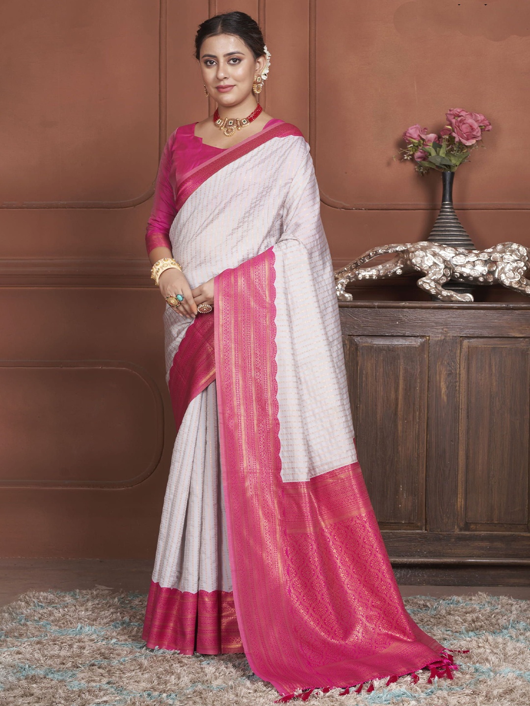 

KAYOMMI Women Ethnic Motifs Zari Kanjeevaram Saree, Off white