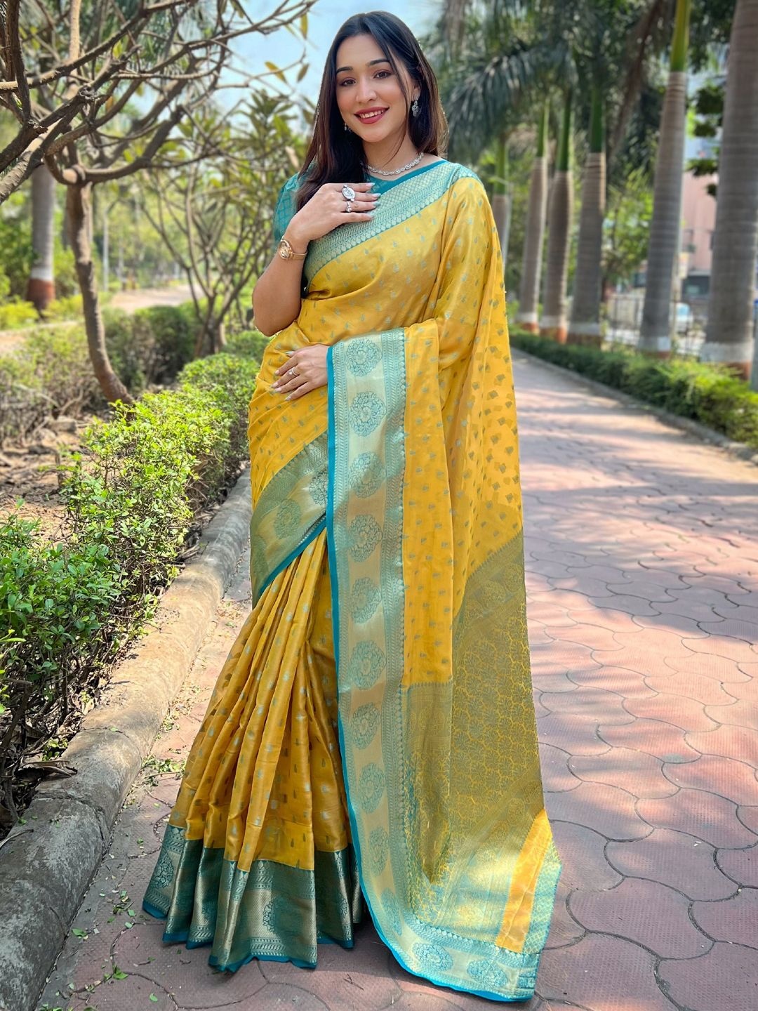 

Panzora Woven Design Zari Banarasi Saree, Yellow