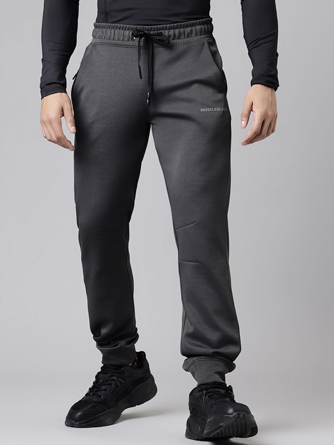 

MuscleBlaze Men Solid Mid-Rise Joggers, Grey