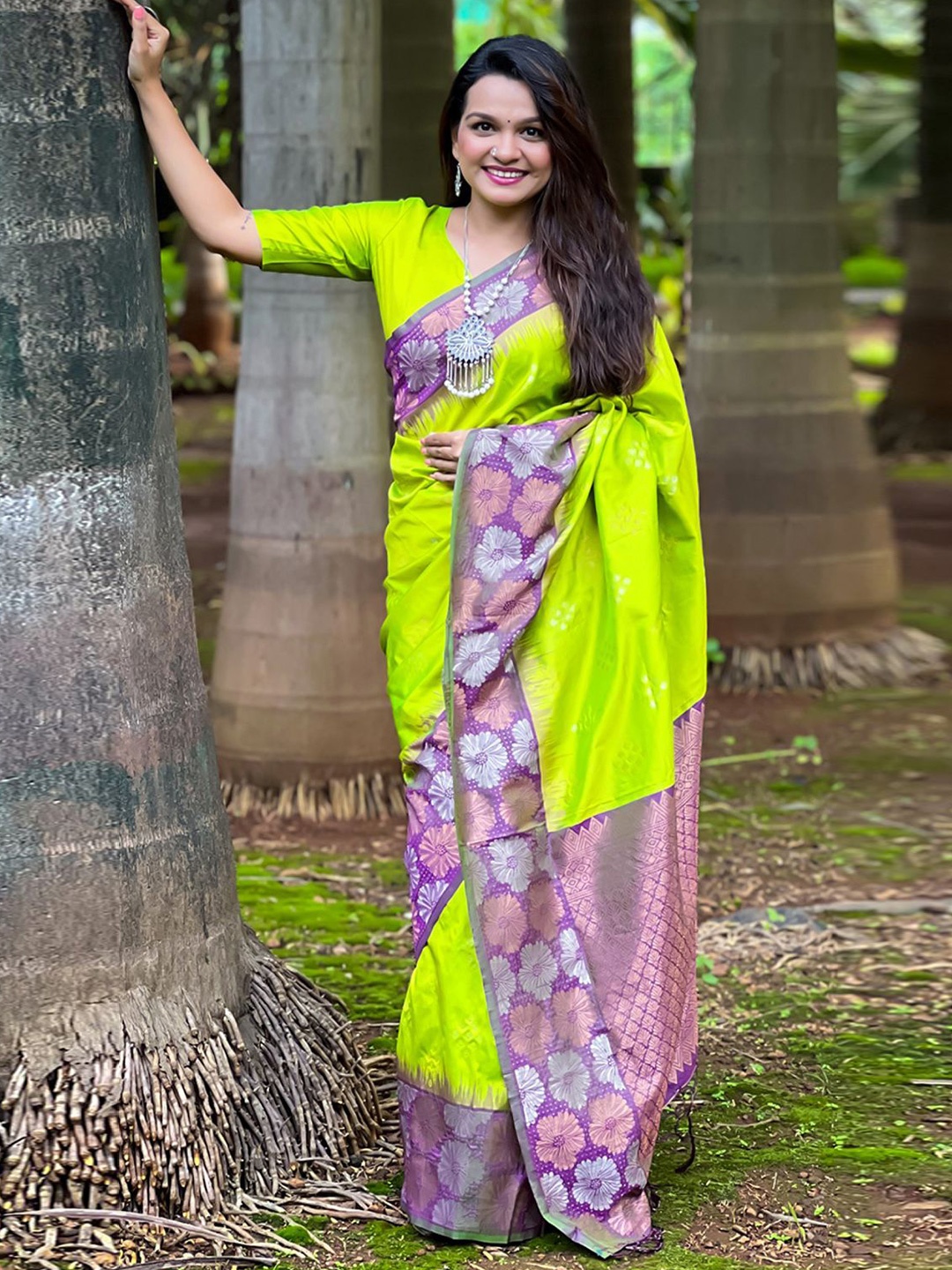 

Panzora Woven Design Zari Banarasi Saree, Lime green