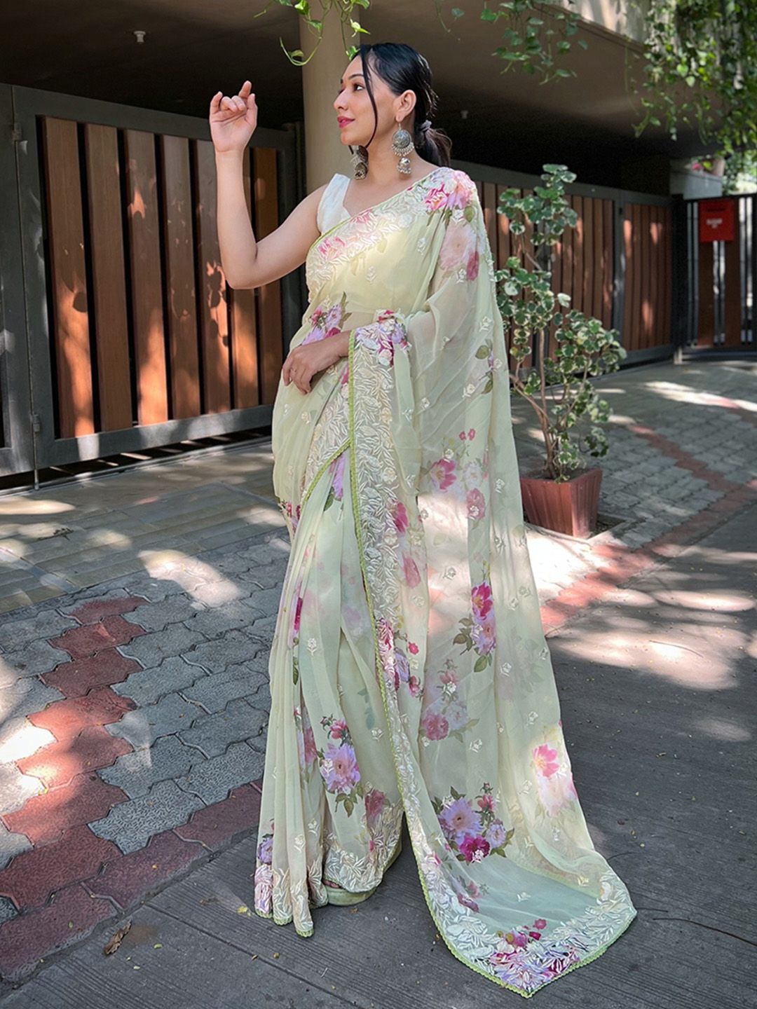 

Ishin Floral Embroidered Saree, Green