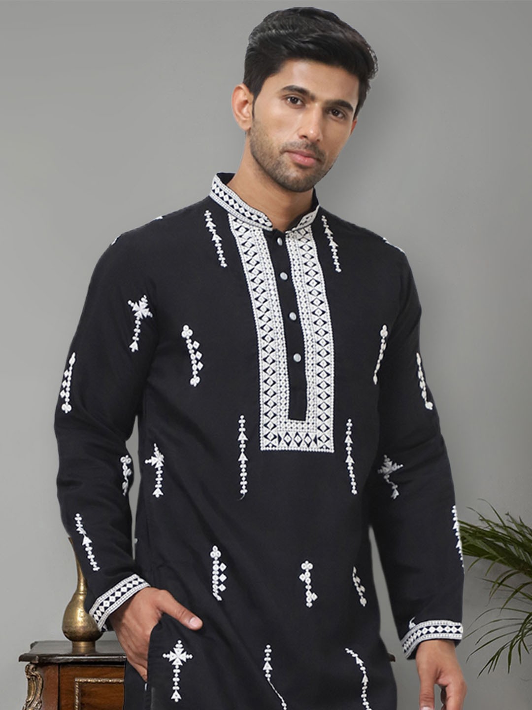 

Jompers Geometric Embroidered Mandarin Collar Thread Work Straight Kurta, Black