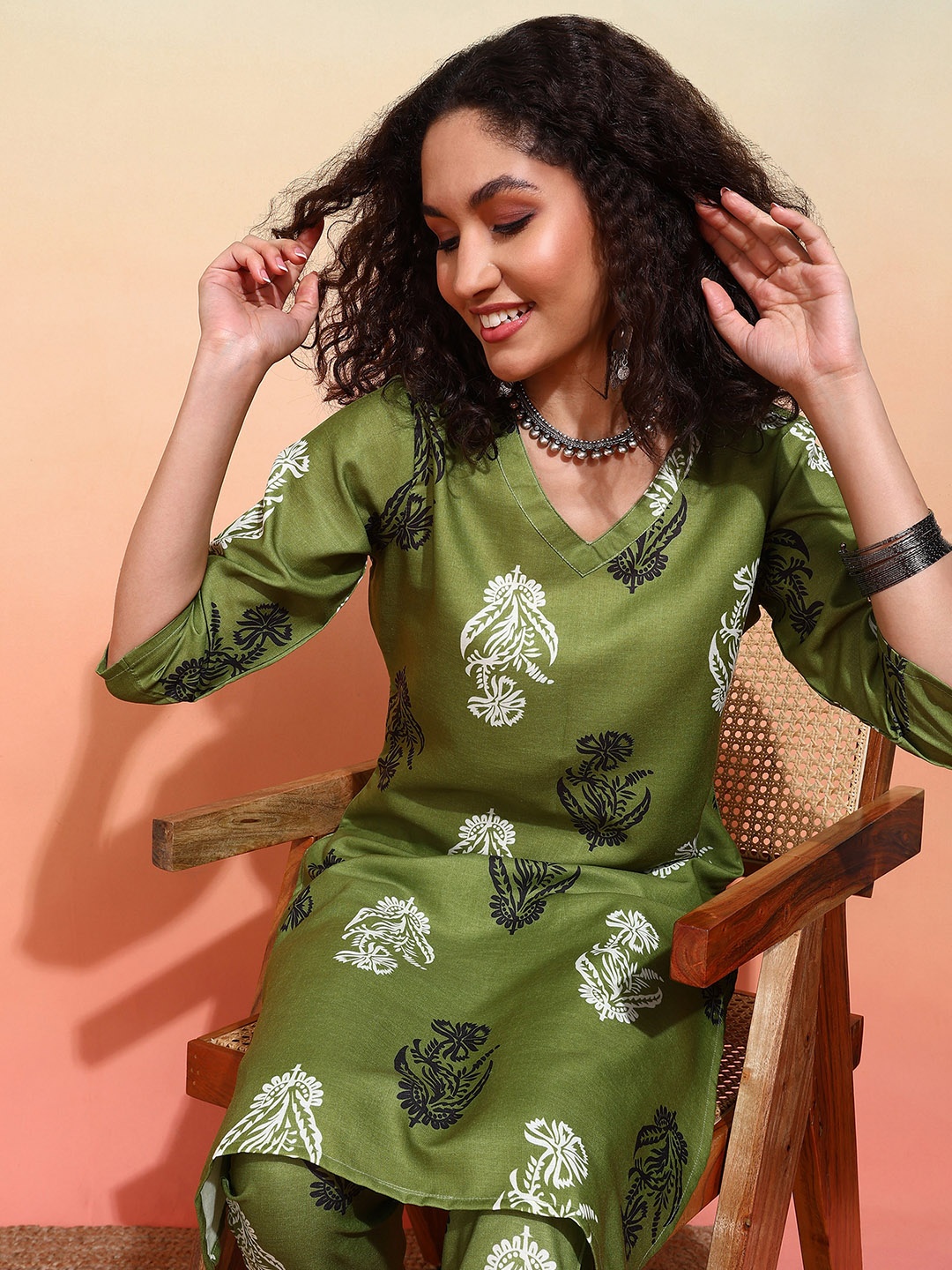 

V TRADITION Floral Printed V-Neck Straight Kurta With Trousers, Green