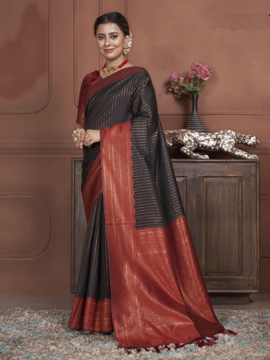 

KAYOMMI Ethnic Motifs Zari Kanjeevaram Saree, Black