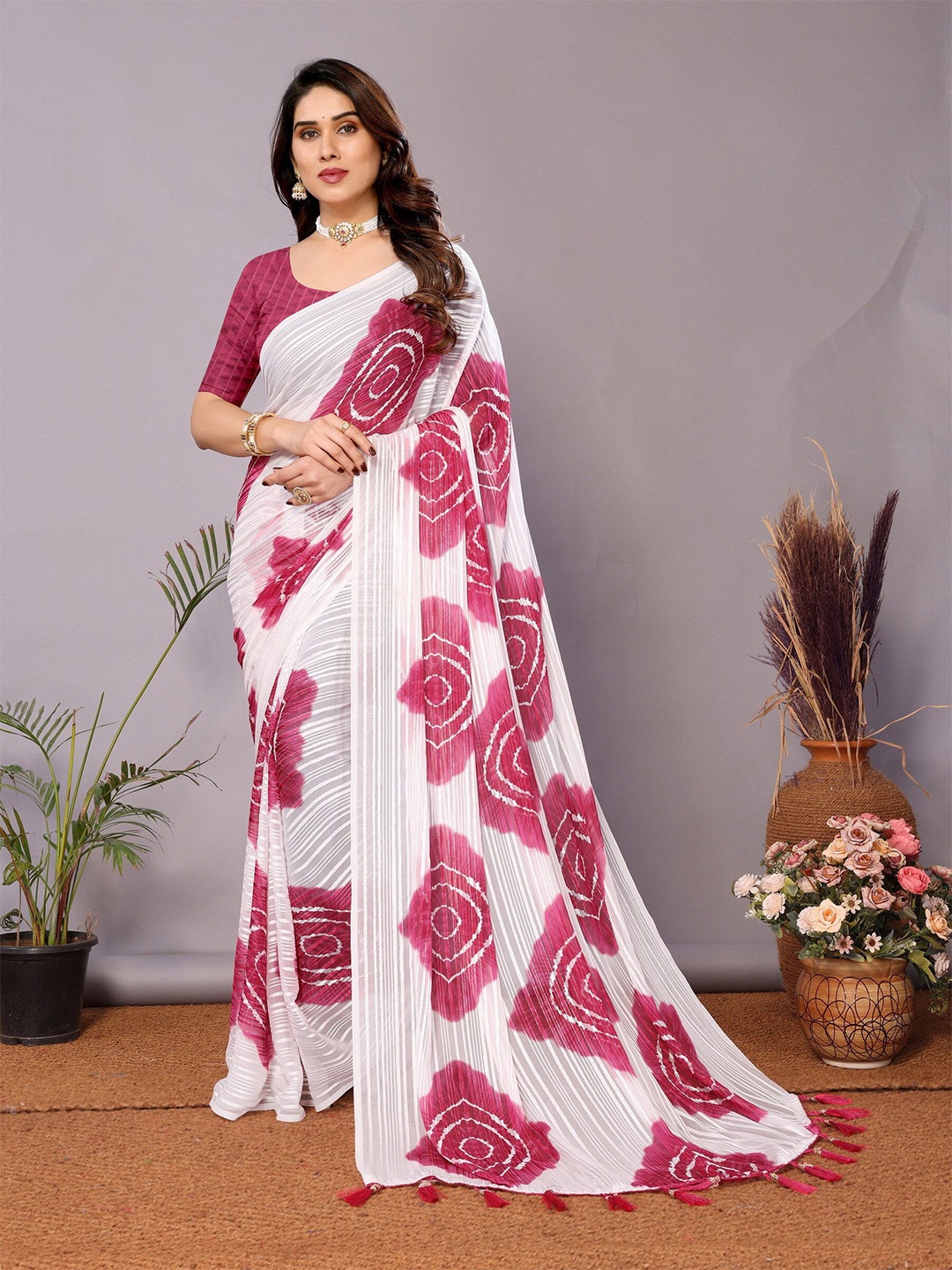 

sareyavella Striped Saree With Blouse Piece, Pink