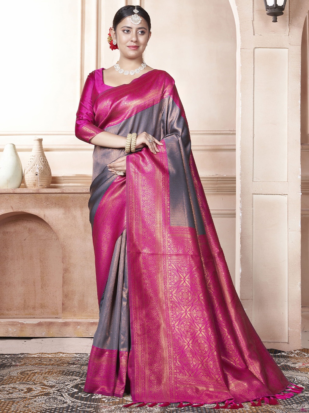 

KAYOMMI Women Ethnic Motifs Zari Kanjeevaram Saree, Grey