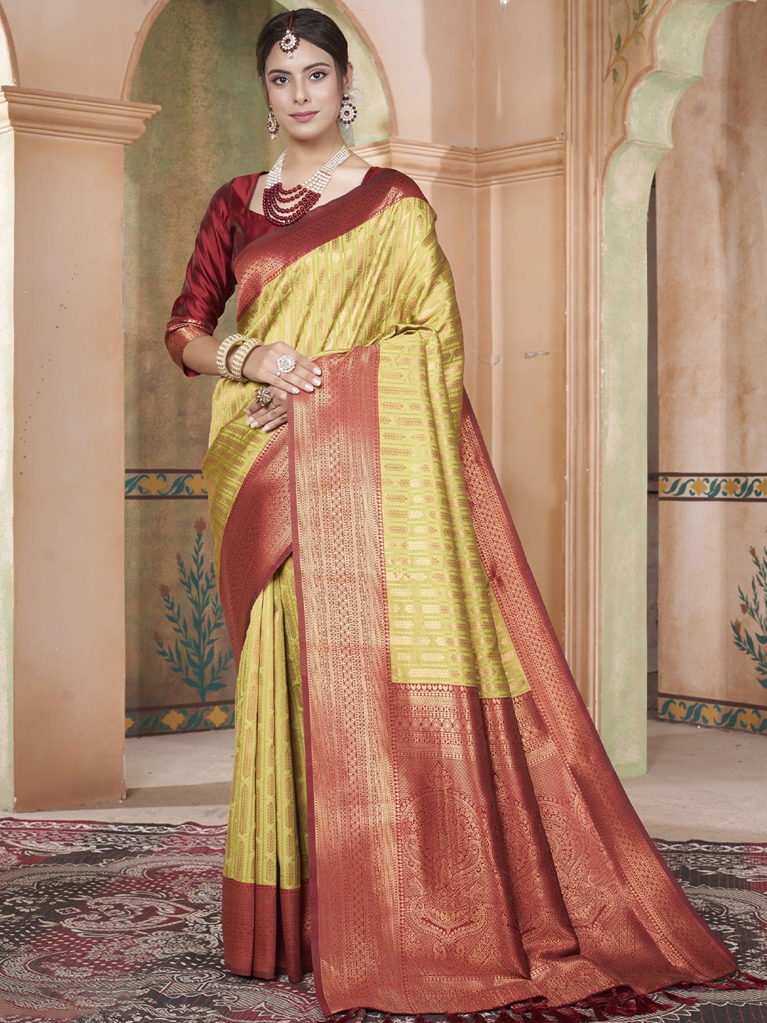 

KAYOMMI Ethnic Motifs Woven Design Zari Kanjeevaram Saree, Green