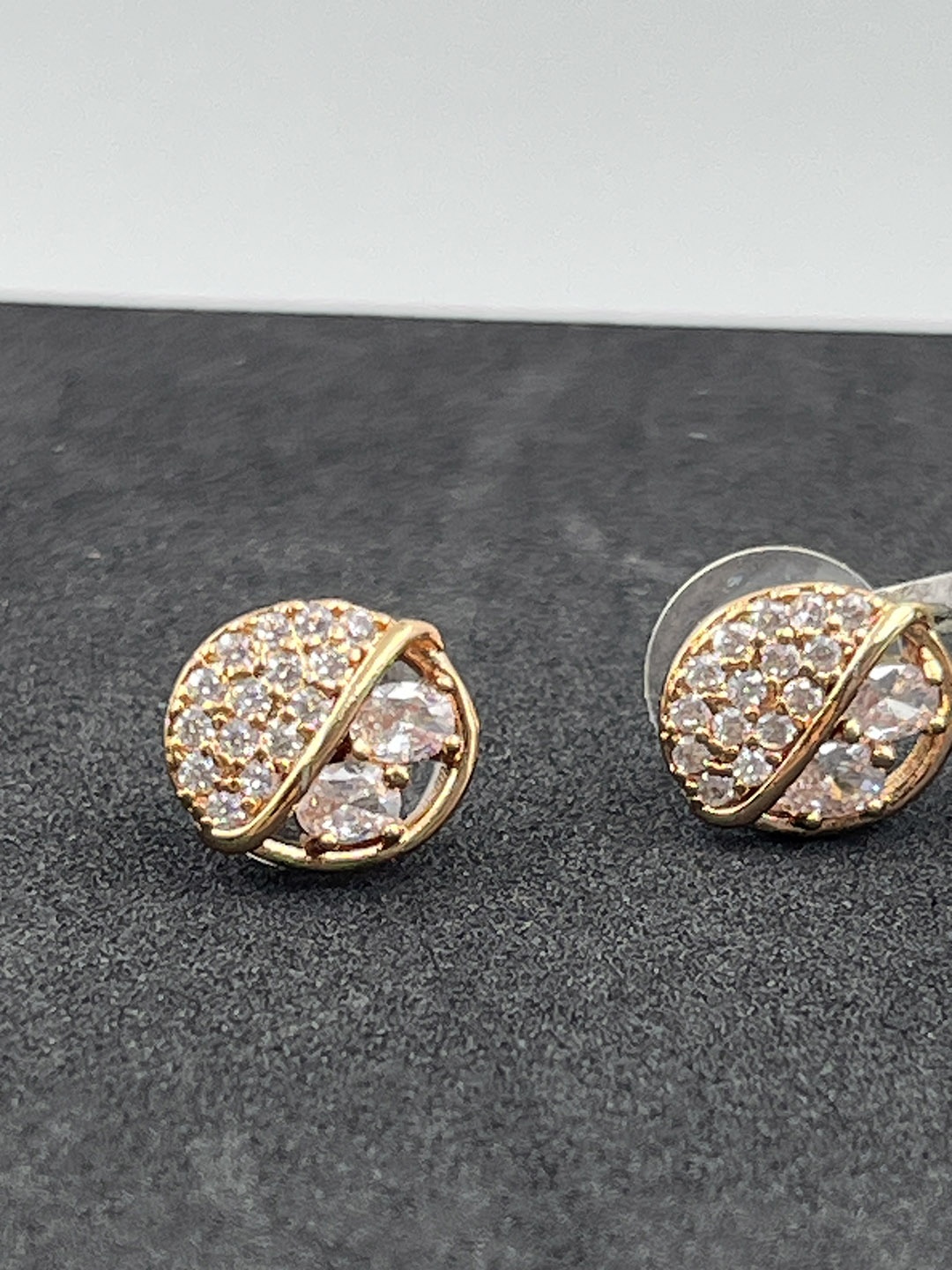 

DRAMATIC EFFECT Gold-Plated Contemporary Studs, Silver