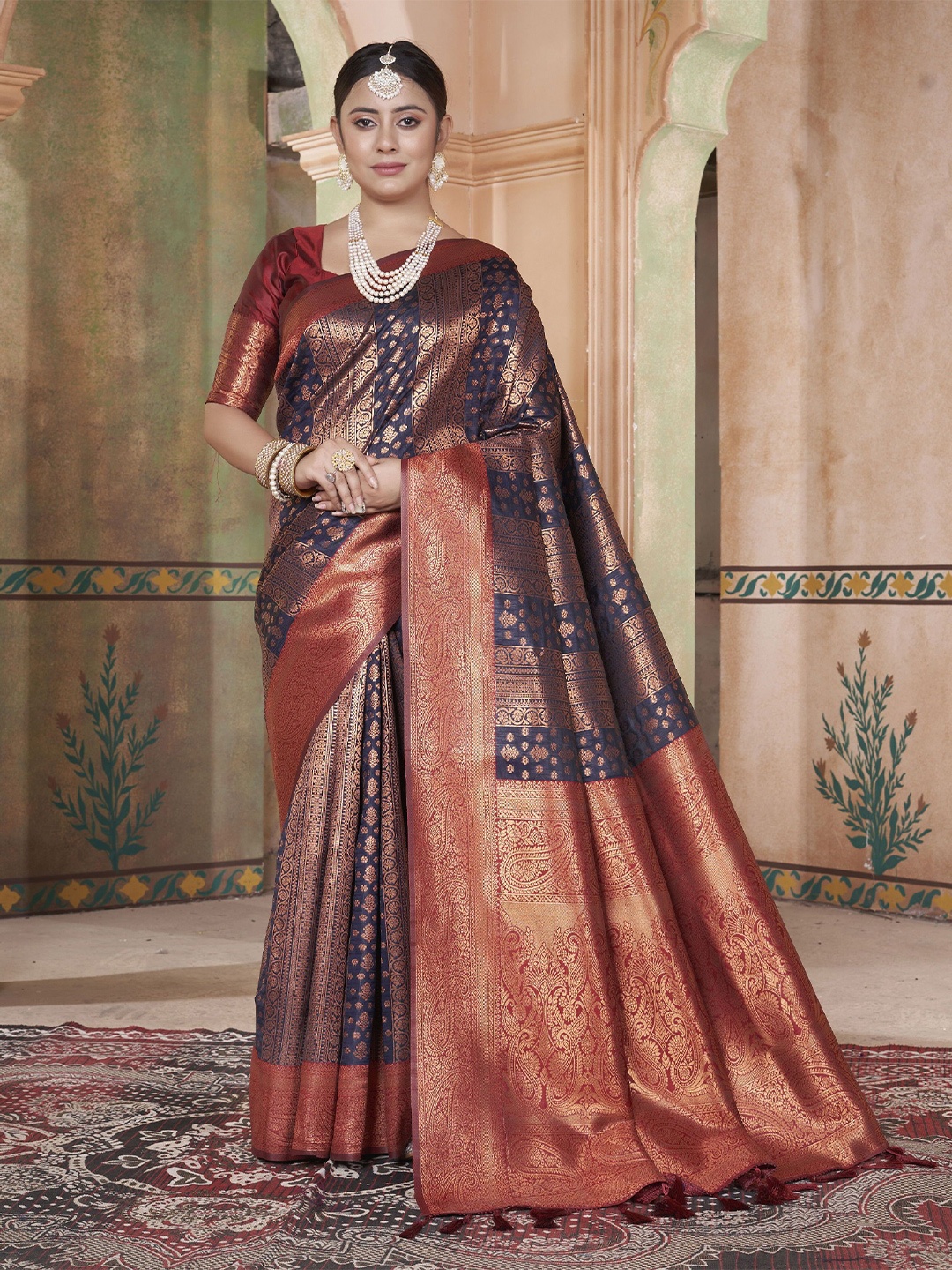 

KAYOMMI Ethnic Motifs Woven Design Zari Kanjeevaram Saree, Navy blue