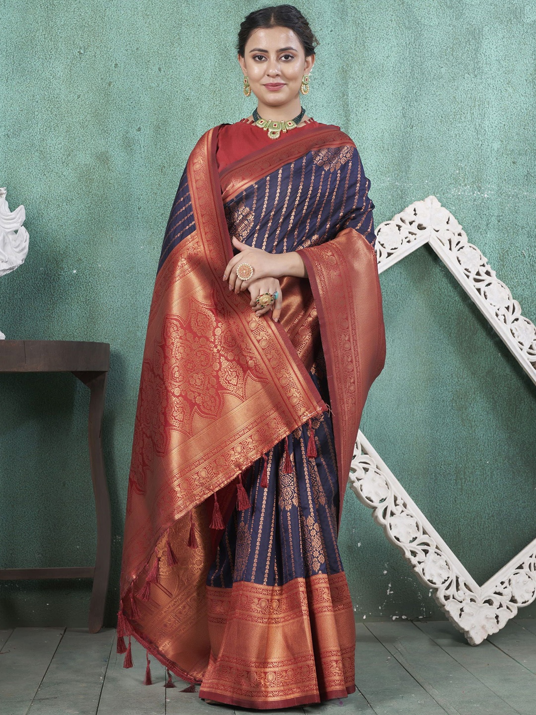 

KAYOMMI Women Ethnic Motifs Zari Kanjeevaram Saree, Navy blue