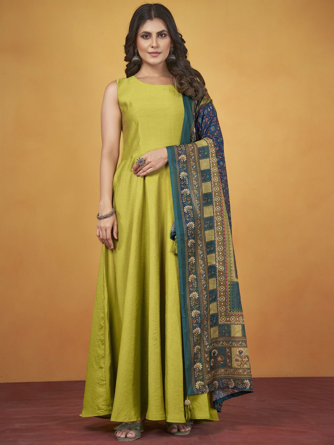 

MINGORA Round Neck Regular Anarkali Kurta with Palazzos & Dupatta, Lime green