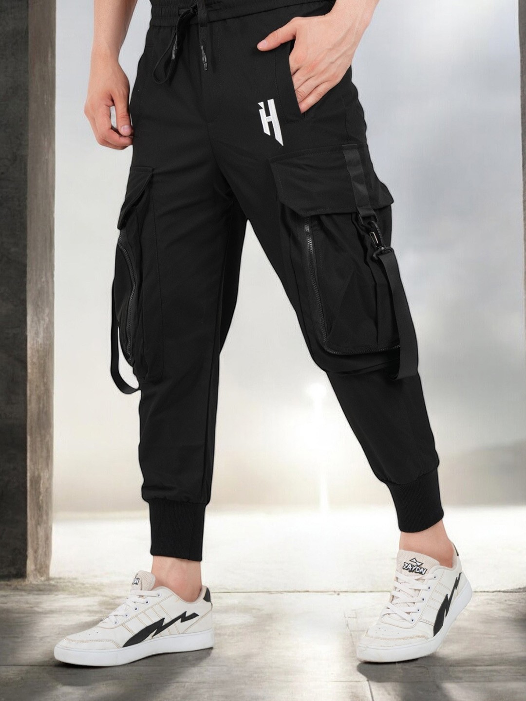 

BOTABOCHI Men Relaxed Regular Fit Mid-Rise Cargos Trousers, Black