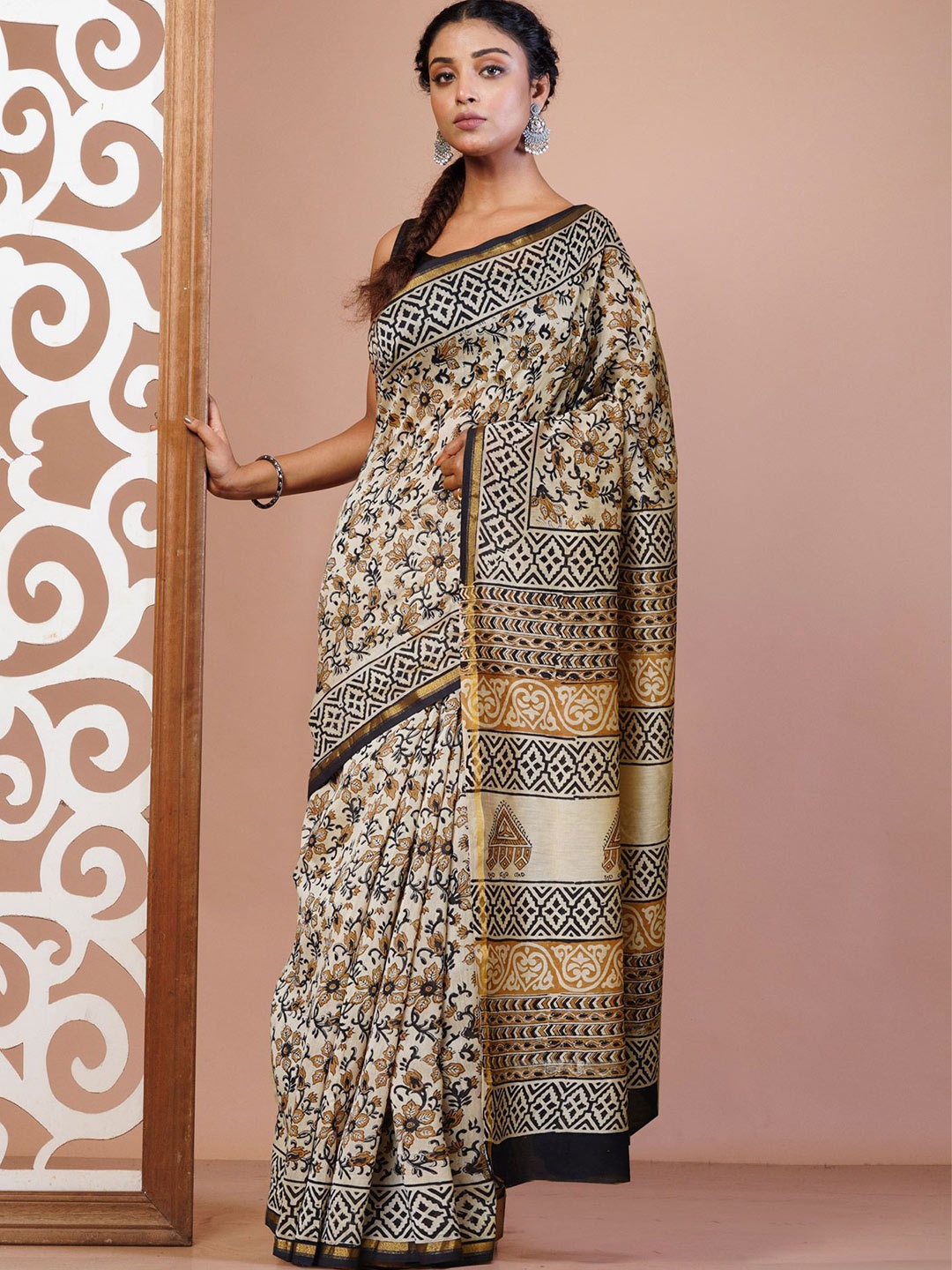 

Unnati Silks Floral Zari Handloom Chanderi Saree, Cream