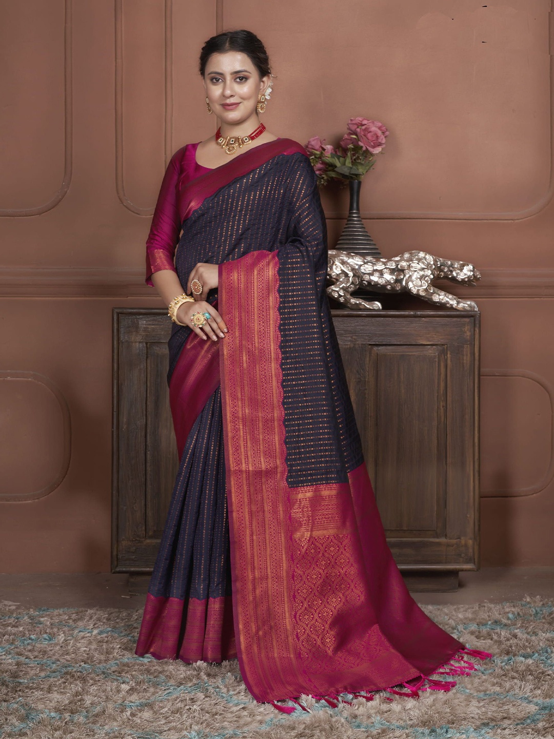 

KAYOMMI Woven Design Zari Kanjeevaram Saree, Navy blue