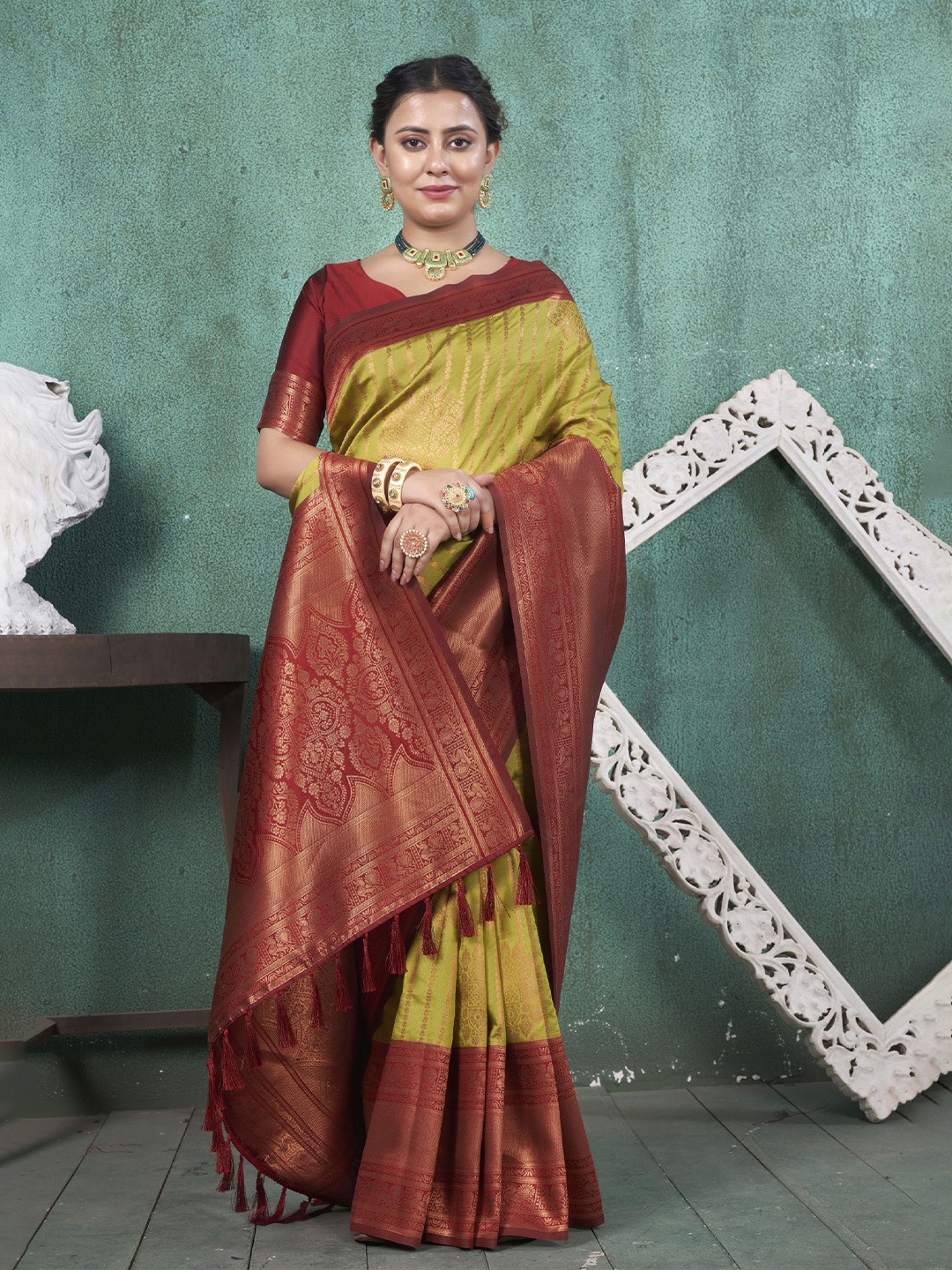 

KAYOMMI Women Ethnic Motifs Woven Design Zari Kanjeevaram Saree, Green