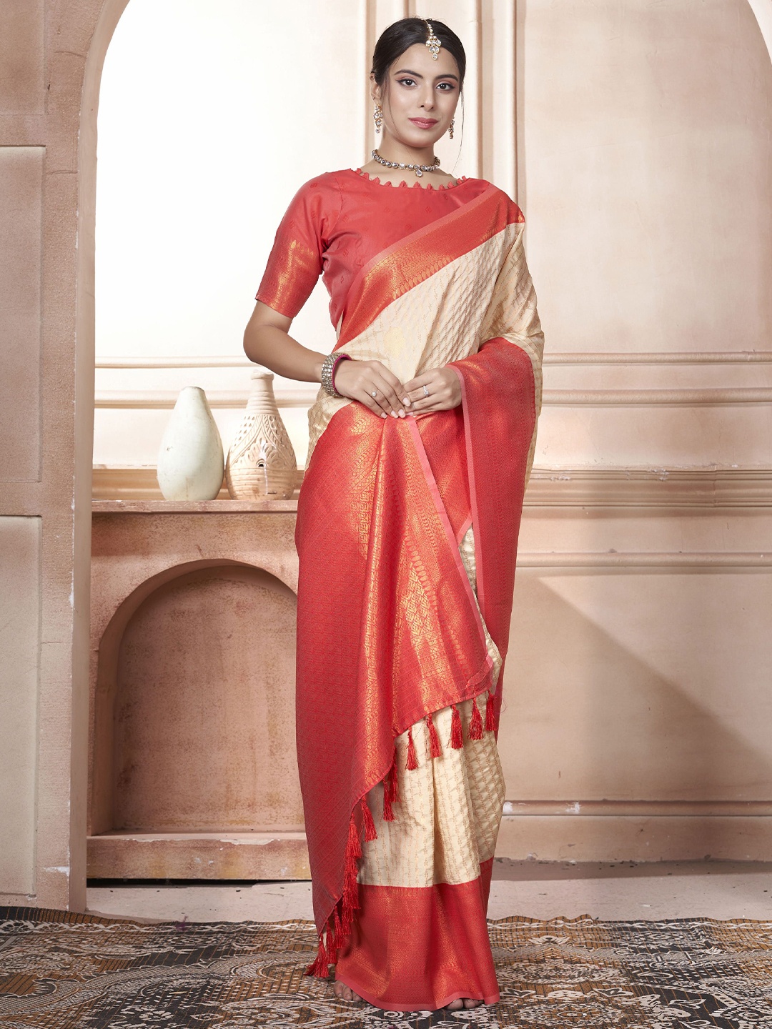 

KAYOMMI Ethnic Motifs Woven Design Zari Kanjeevaram Saree, Off white