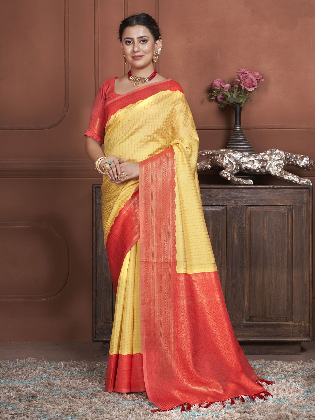 

KAYOMMI Ethnic Motifs Zari Kanjeevaram Saree, Yellow