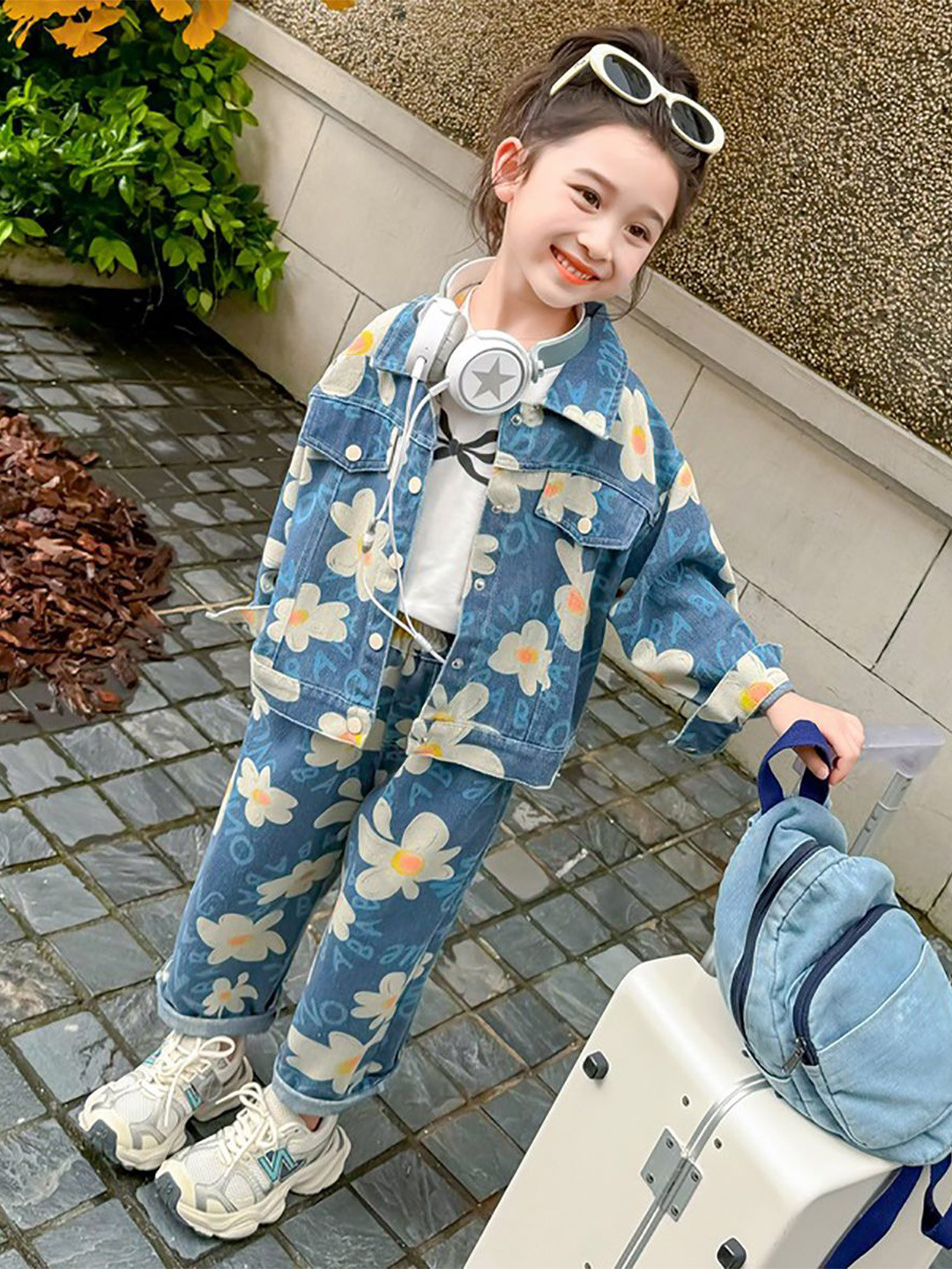 

StyleCast x Revolte Girls Blue & White Printed Pure Cotton Top with Palazzos