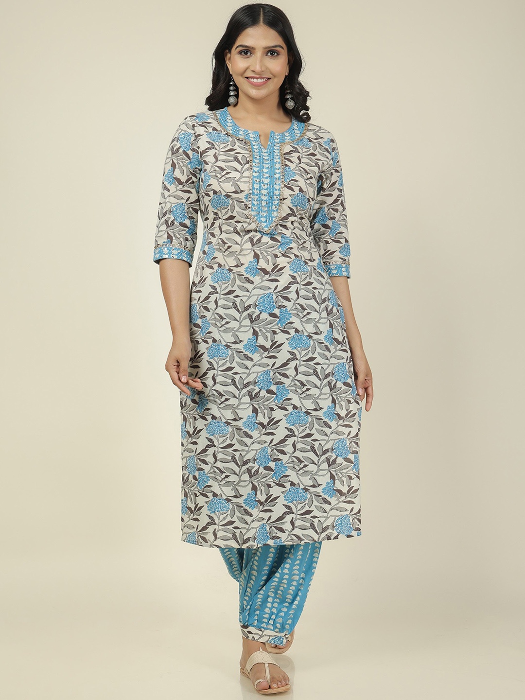 

Aramya Floral Printed Round Notch Neck Sequins Cotton Straight Kurta, White