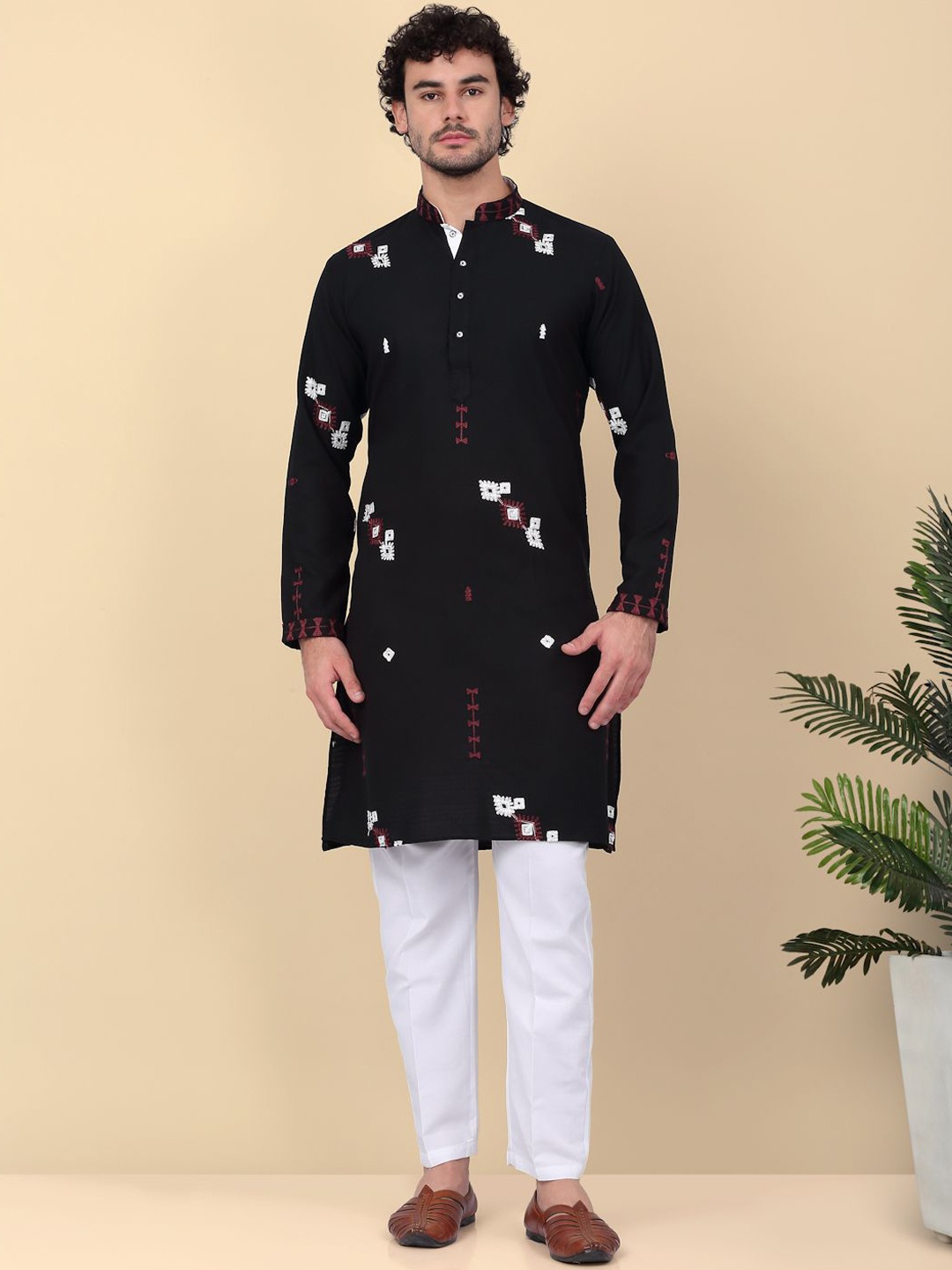 

KRAFT INDIA LUXE Geometric Embroidered Linen Straight Kurta With Trouser, Black
