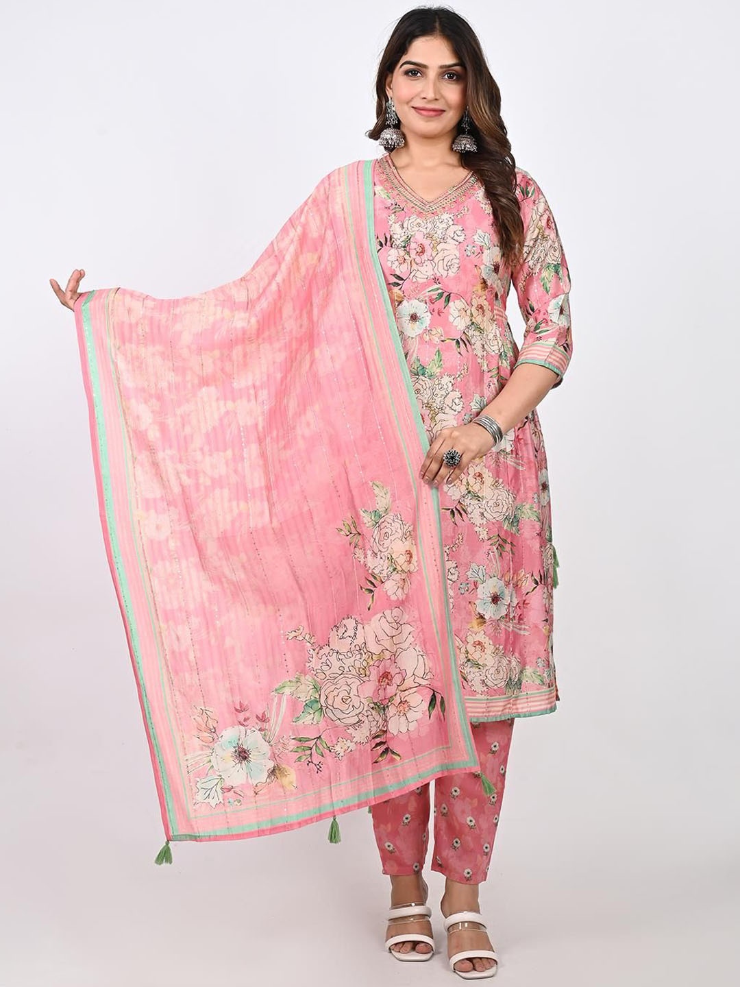 

KAVITA GUPTA Floral Embroidered Thread Work Straight Kurta with Palazzos & With Dupatta, Pink