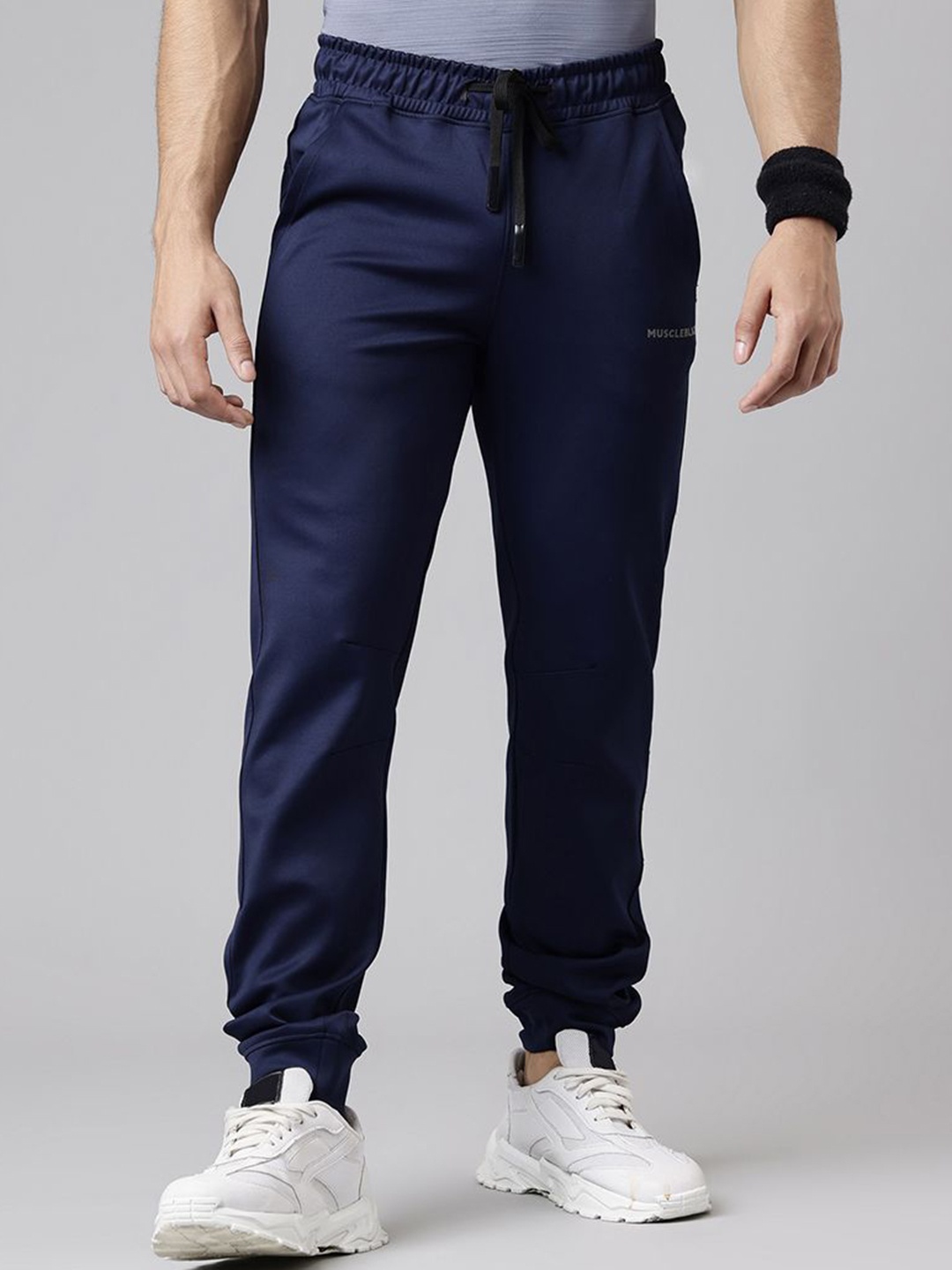 

MuscleBlaze Men Squat-Proof Mid-Rise Joggers, Navy blue