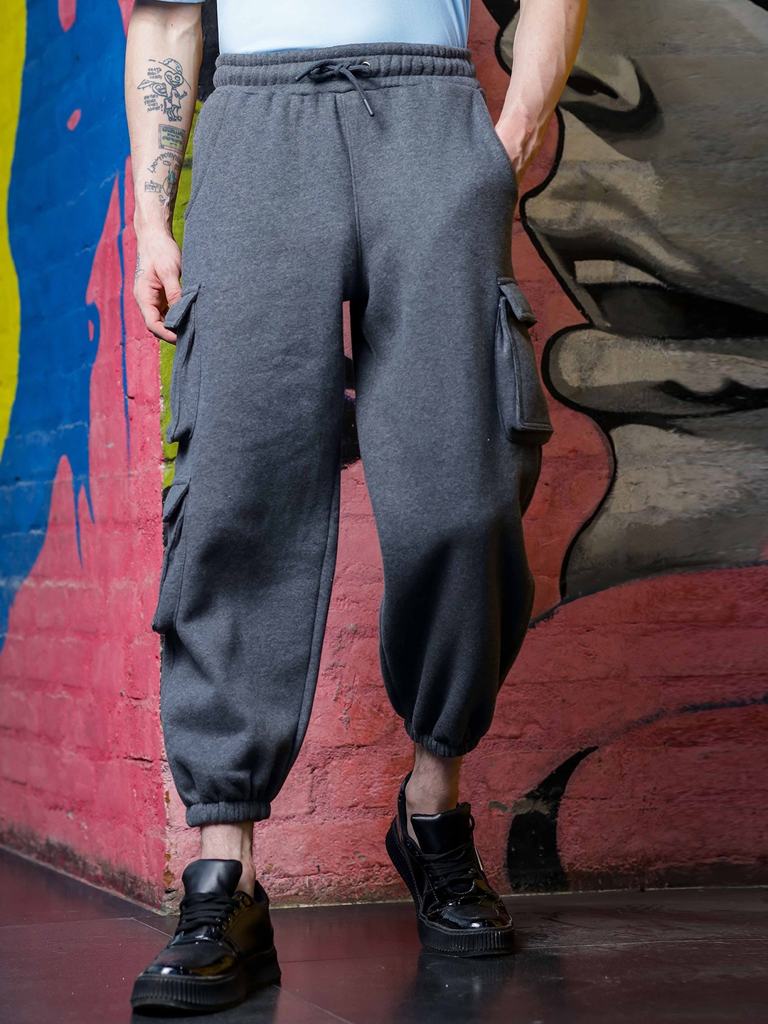 

TOMHIDDLE Men Solid Relaxed-Fit Mid-Rise Cargo Joggers, Charcoal