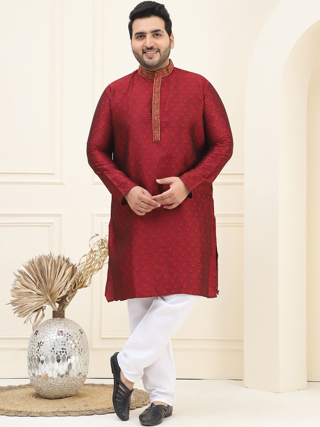 

SOJANYA PLUS Floral Woven Design Mandarin Collar Regular Straight Kurta with Pyjamas, Maroon