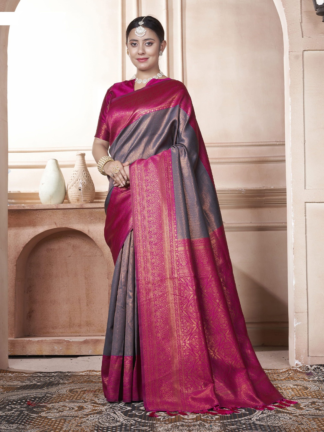 

KAYOMMI Ethnic Motifs Woven Design Zari Kanjeevaram Saree, Grey