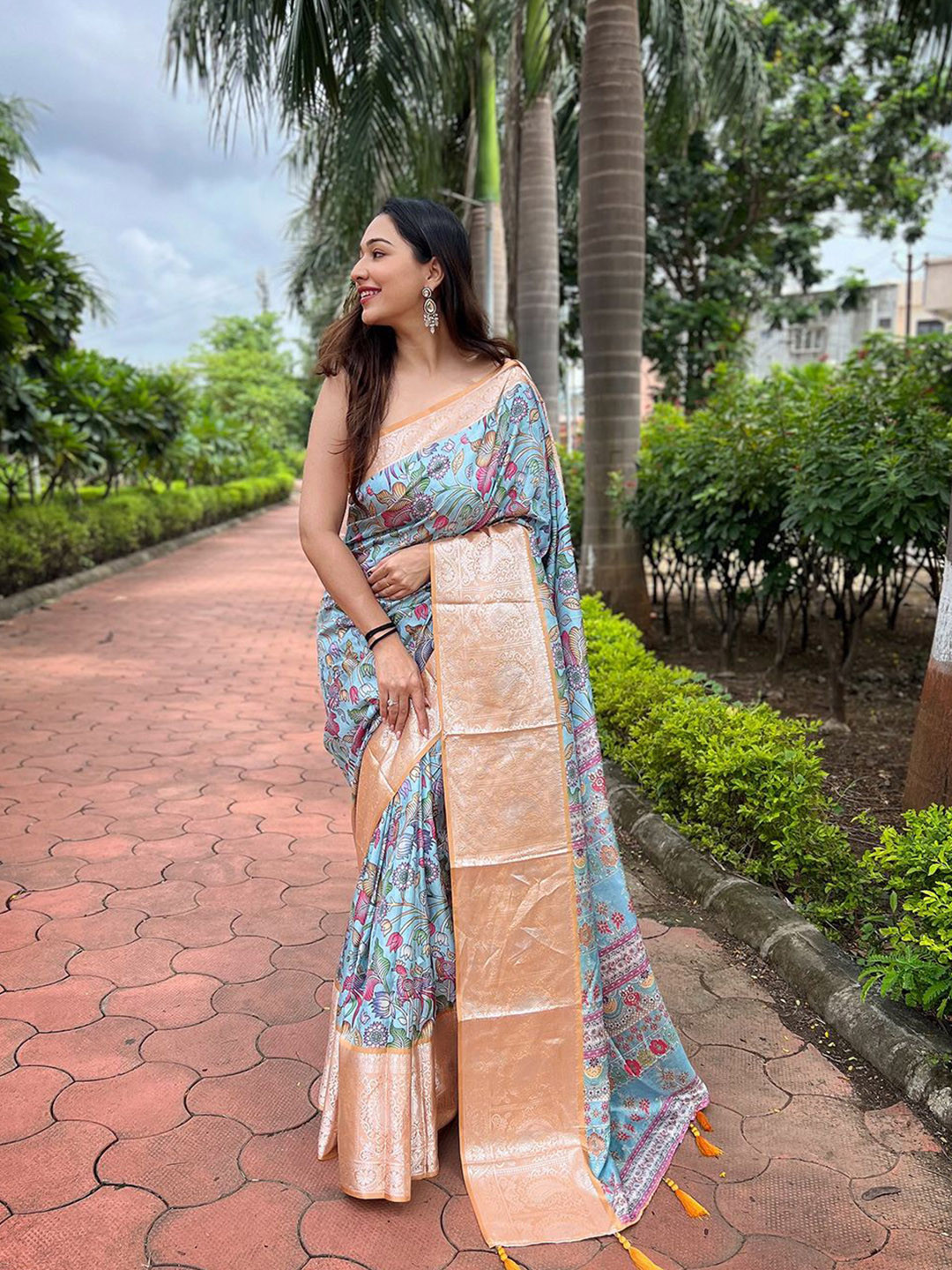 

Ishin Floral Printed Zari Tussar Saree, Blue