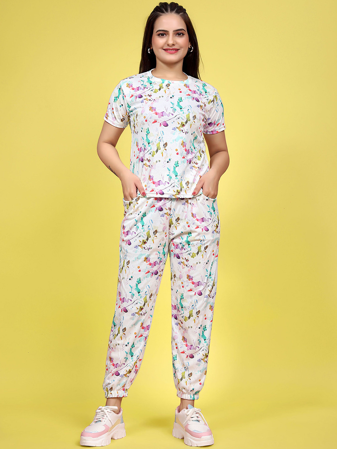

SAKARMAA Printed T-Shirt With Joggers Co-Ords, White