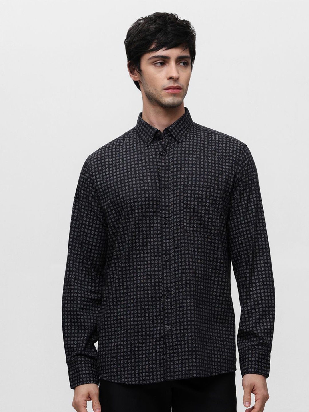 

Klub Fox Men Spread Collar Micro Ditsy Printed Cotton Slim Fit Casual Shirt, Black