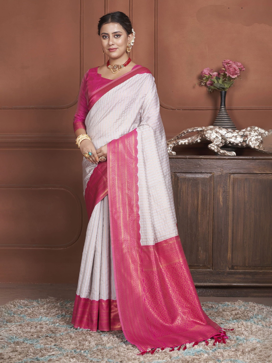 

KAYOMMI Women Ethnic Motifs Zari Kanjeevaram Saree, White