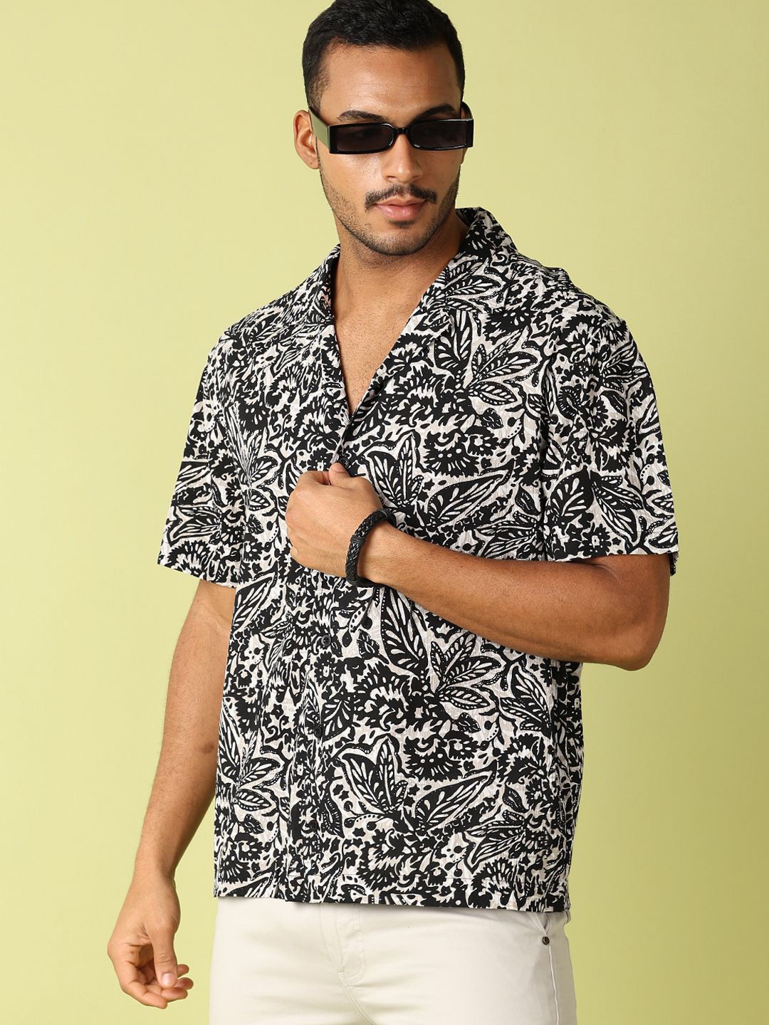 

V-Mart Men Classic Cuban Collar Floral Printed Boxy Casual Shirt, Black