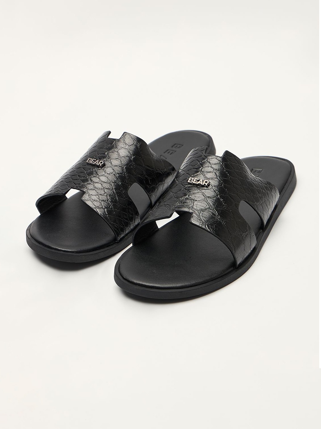 

THE BEAR HOUSE Men Textured Comfort Sandals, Black