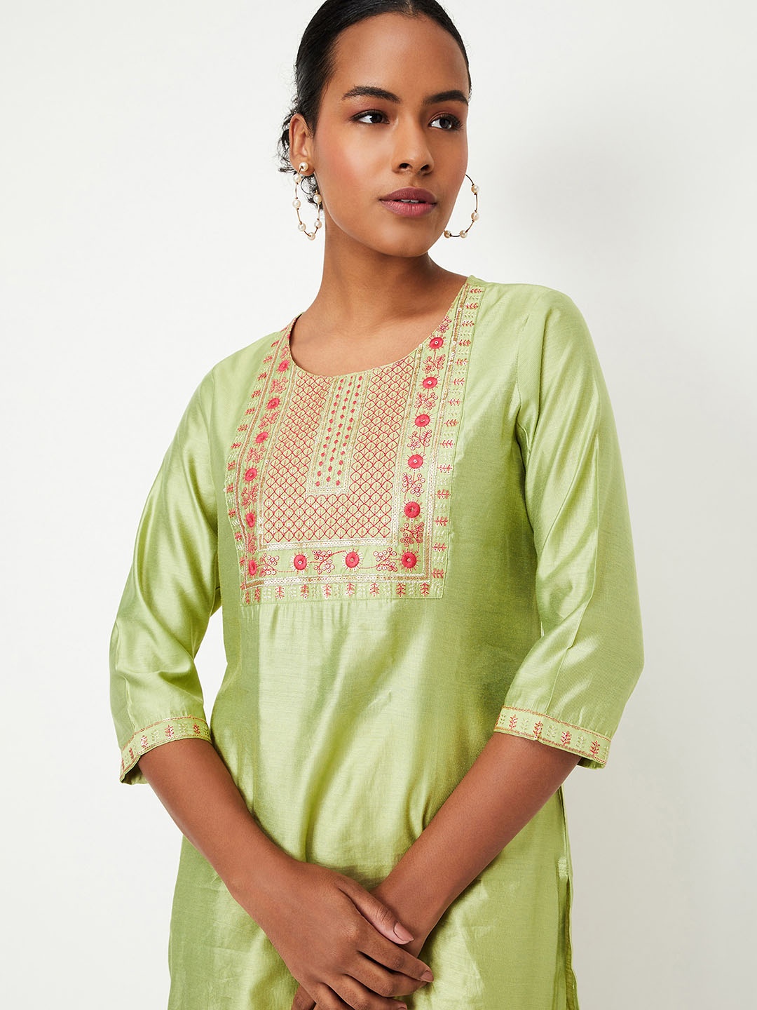 

max Floral Embroidered Round Neck Sequinned Straight Kurta, Green