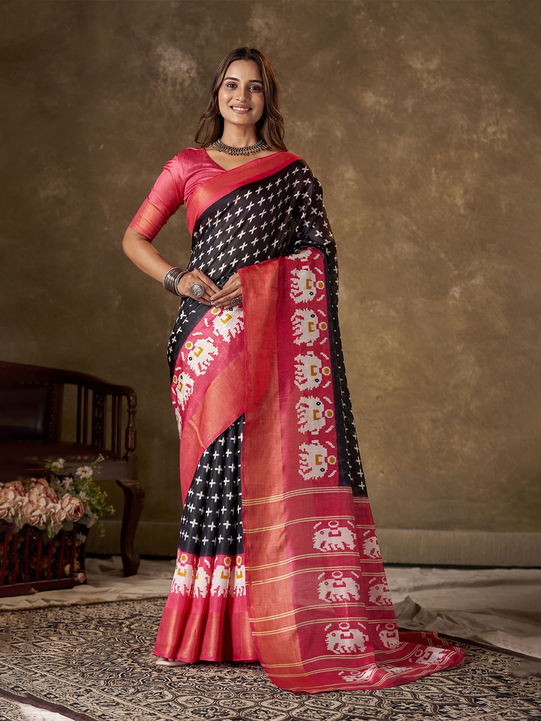 

KAYOMMI Ethnic Motifs Printed Zari Pure Cotton Ikat Saree, Black
