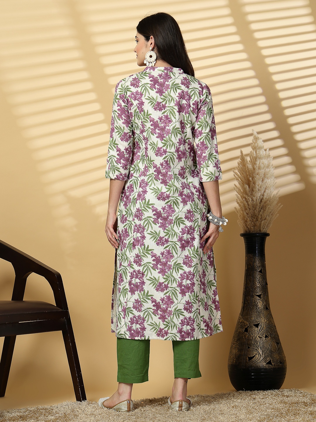 

Pistaa Floral Printed Mandarin Collar Panelled Cotton Straight Kurta, Purple