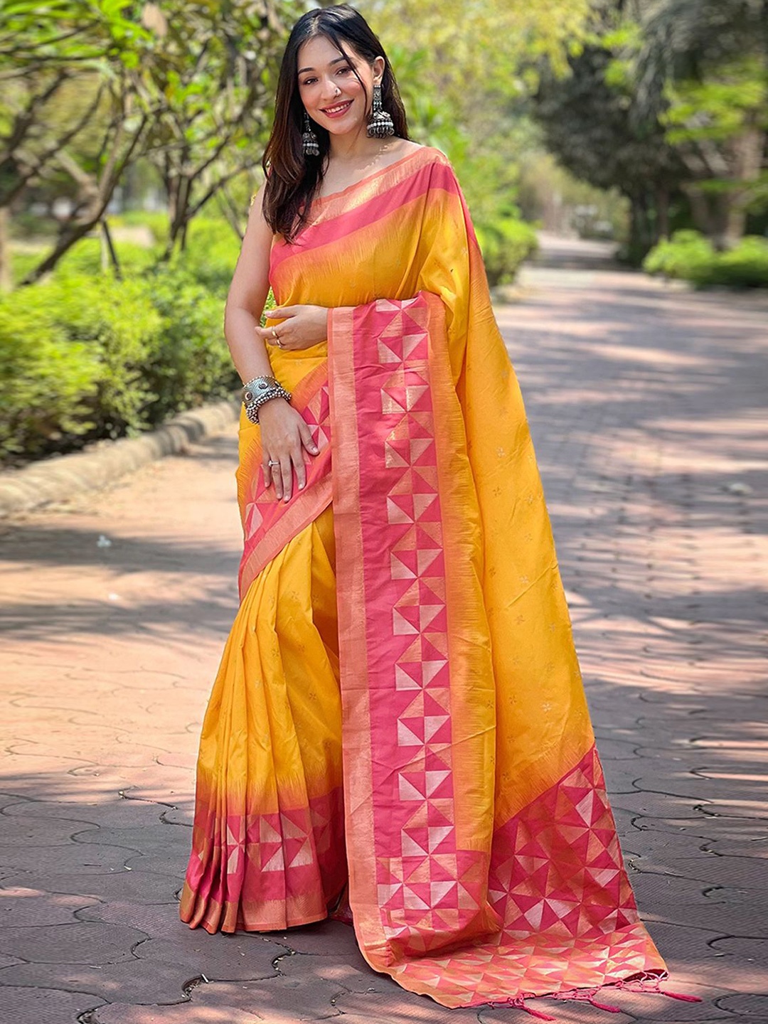 

Panzora Geometric Woven Design Zari Banarasi Saree, Yellow