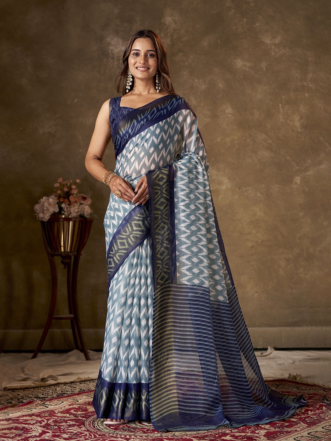 

KAYOMMI Abstract Printed Zari Pure Cotton Ikat Saree, Blue