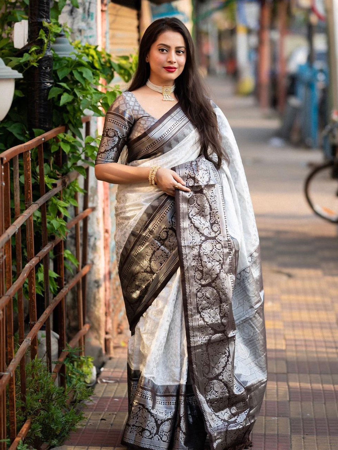 

Kriyansh Woven Design Zari Kanjeevaram Saree, White