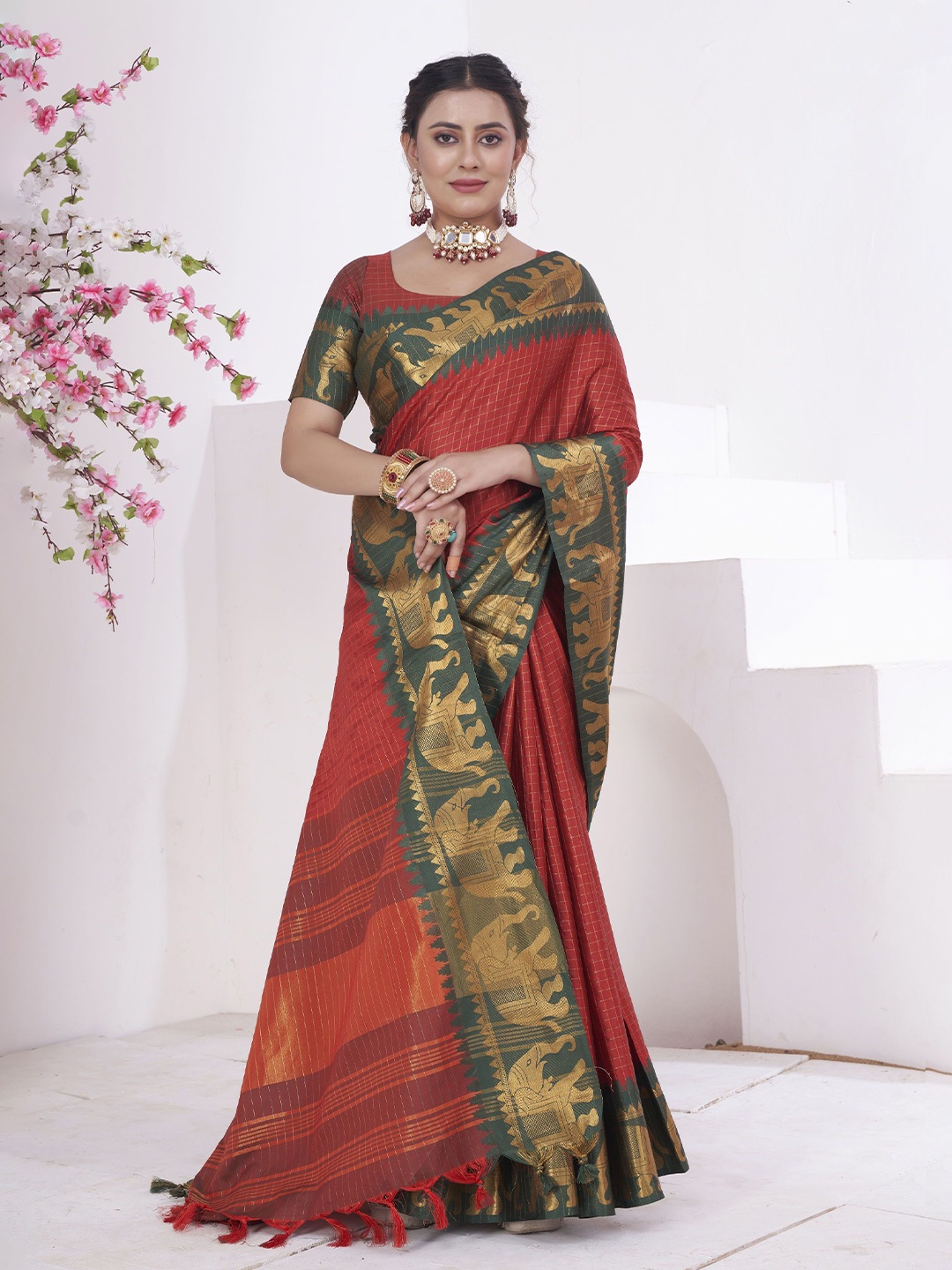

KAYOMMI Checked Woven Design Zari Kanjeevaram Saree, Red
