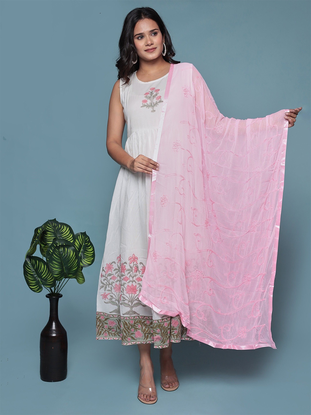 

Bohekant Floral Embroidered Cotton Dupatta, Pink