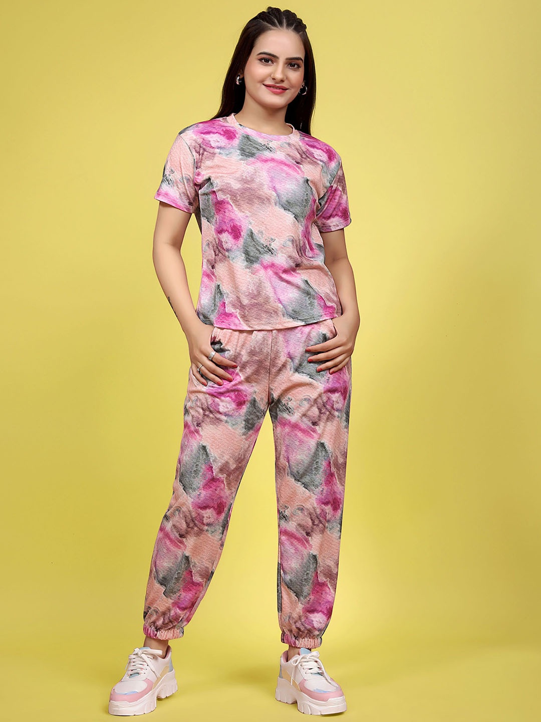 

SAKARMAA Women Printed T-Shirt With Joggers Co-Ords, Peach