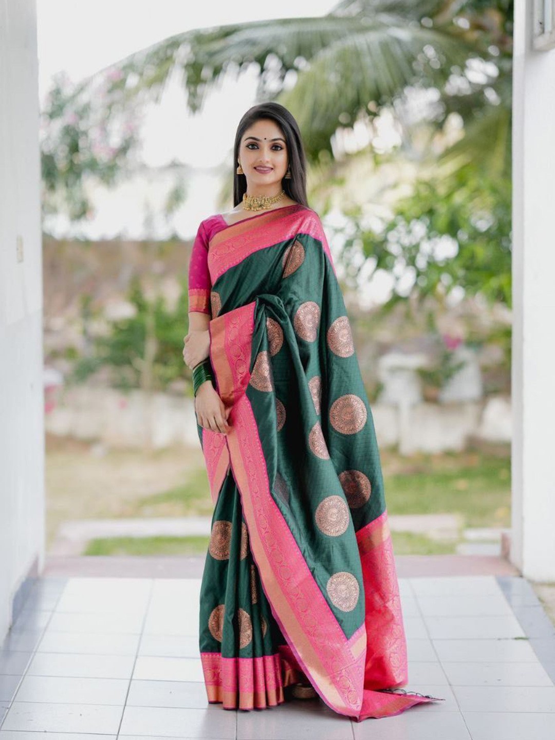 

Kriyansh Floral Zari Kanjeevaram Woven Design Saree, Green