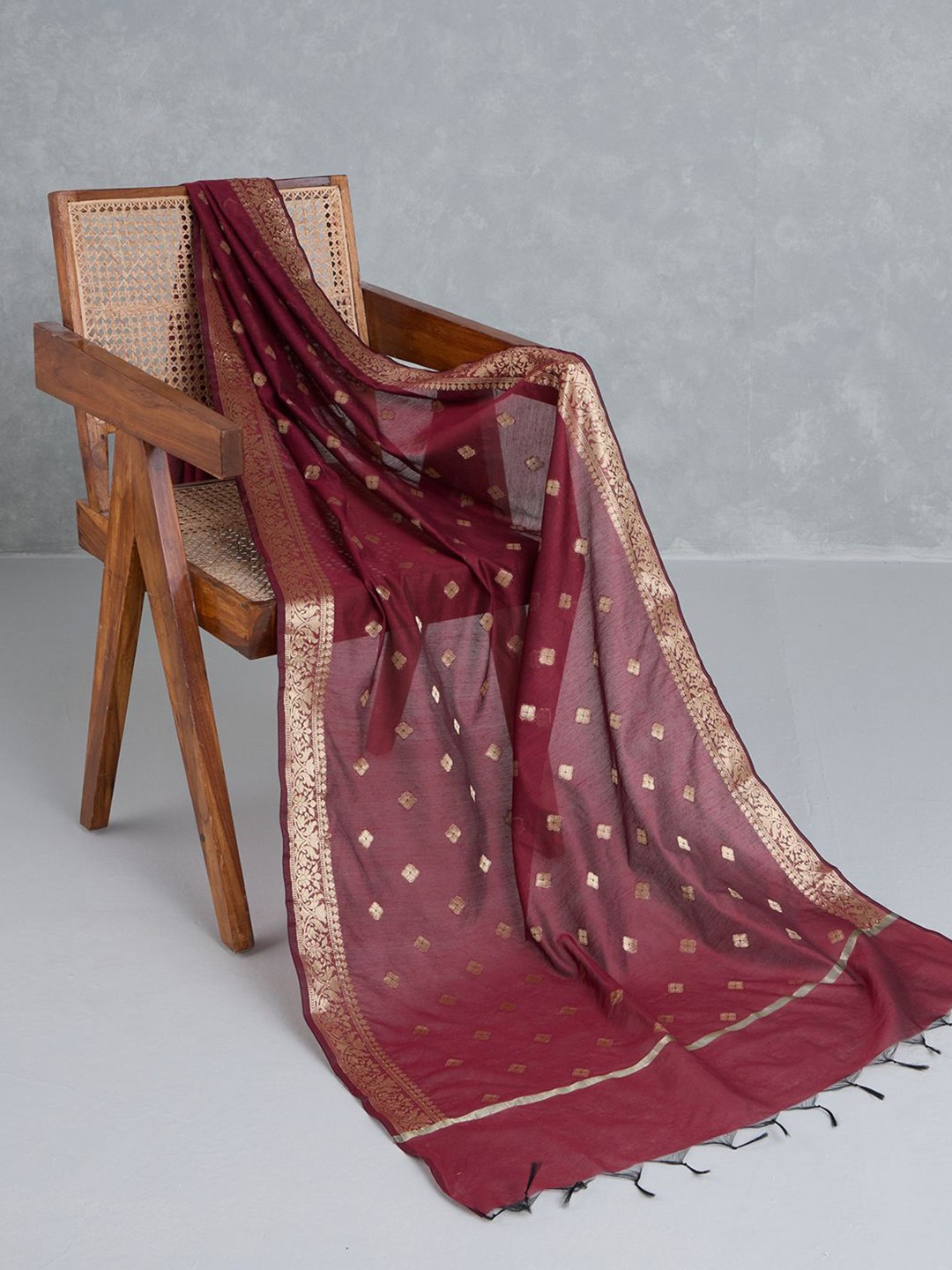 

Likha Geometric Woven Design Tasselled Dupatta, Maroon
