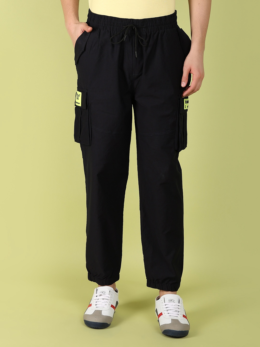 

V-Mart Men Mid-Rise Solid Cargo Trousers, Black